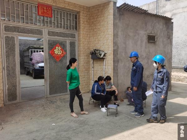 供电所人员向村民宣传安全用电常识