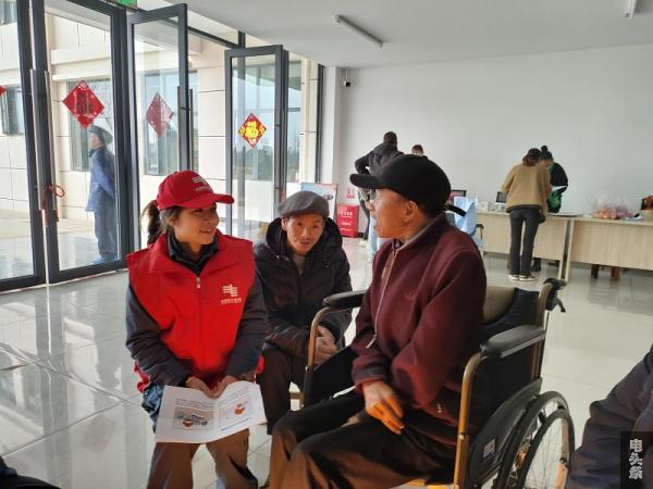 与敬老院老人交心2