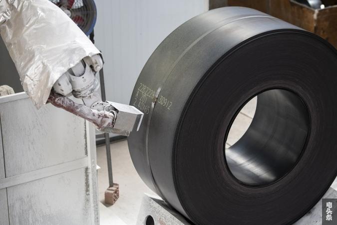2、2022年11月22日，广西梧州金海不锈钢有限公司生产车间内，机器人在给不锈钢钢卷喷码。（何华文）