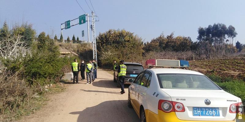 协同交通管理部门实地检查供电线路跨越高速方案的安全性。  孙昆摄