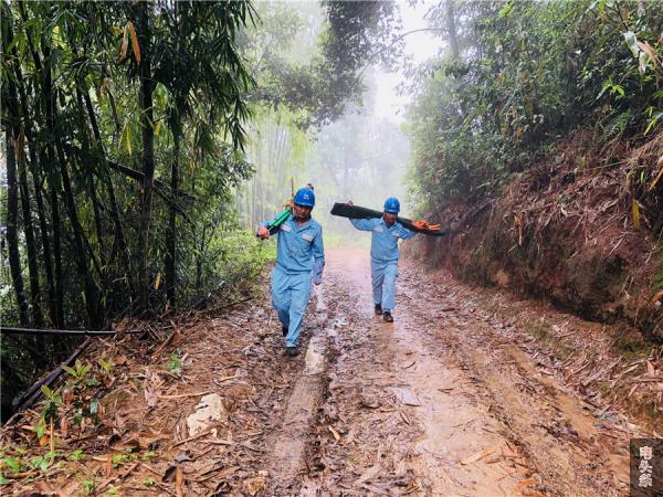 走在泥泞的道路上。