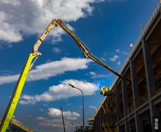 曲靖麒麟供电局员工在厂房建设现场，了解施工用电情况