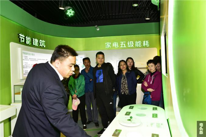 工作人员向客户、社会公众讲解节能知识和节约用电方法。（刘高才摄）