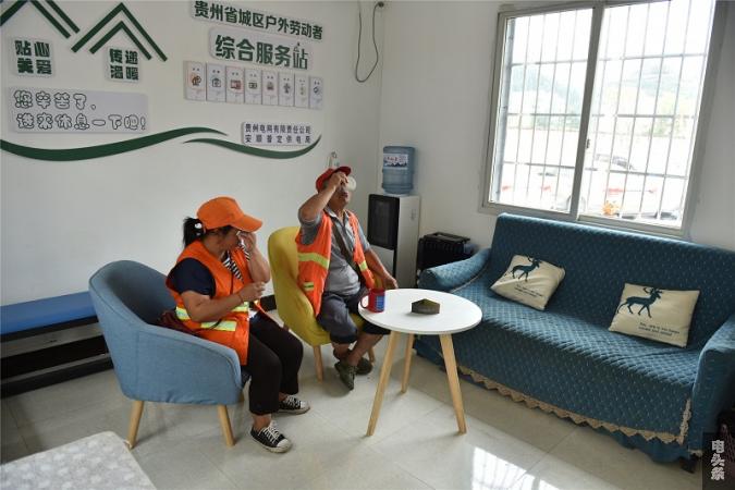 户外劳动者在服务站休息、饮水