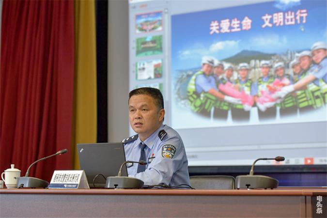 长洲交警大队副大队长陈选平现场授课（何华文）