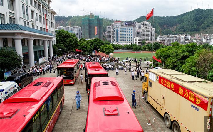 在十五中高考保供电现场（何华文）