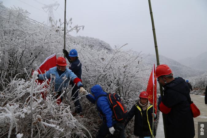 除冰路上，大家互帮互助（贵州电网都匀贵定供电局陈文豪）