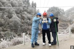 南方电网贵州都匀瓮安供电局：冰雪深山巡线效率高 