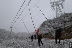南方电网贵州都匀贵定供电人：牢记使命 铸就冰雪中的光明使者