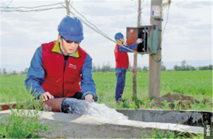 　　供电员工深入田间服务农民青苗灌溉机井用电。