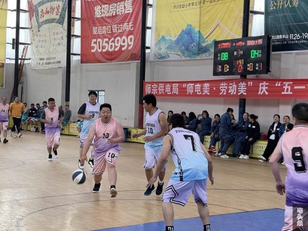 比赛角逐 李琪摄