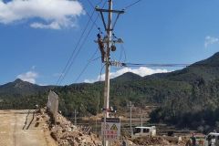 南方电网云南曲靖陆良供电局：线路迁改助力陆寻高速公路建设