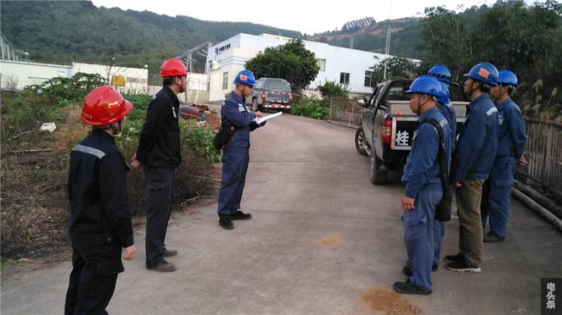 召开工前会布置抢修任务（拍摄：何炳先）