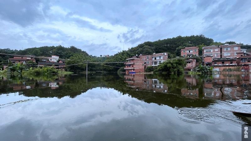 梧州市城东镇石塘洲组多处民房被水淹没（卢洪婷拍摄）