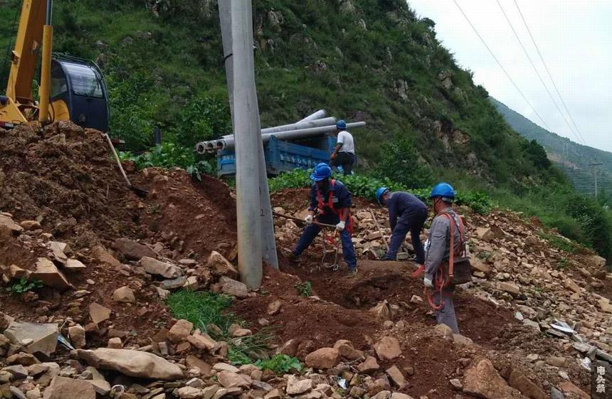 云南会泽供电公司扫除隐患助力地方公路建设