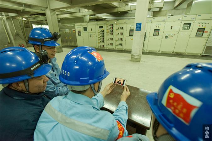 该局保电人员在保电现场收看大会直播（何华文）