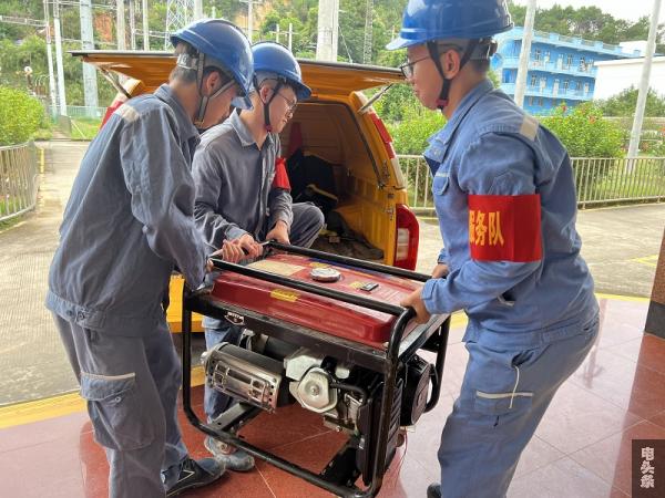 南方电网广西梧州供电局人员调配应急发电机（杨英燕拍摄）