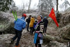 党旗飘扬，牢记使命，南方电网贵州都匀贵定供电人在冰雪中砥砺前行