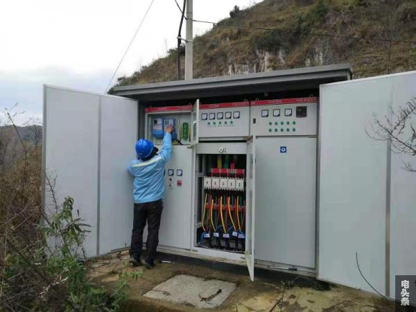 图为镇宁供电局江龙工作所工作人员对用电设备进行检查