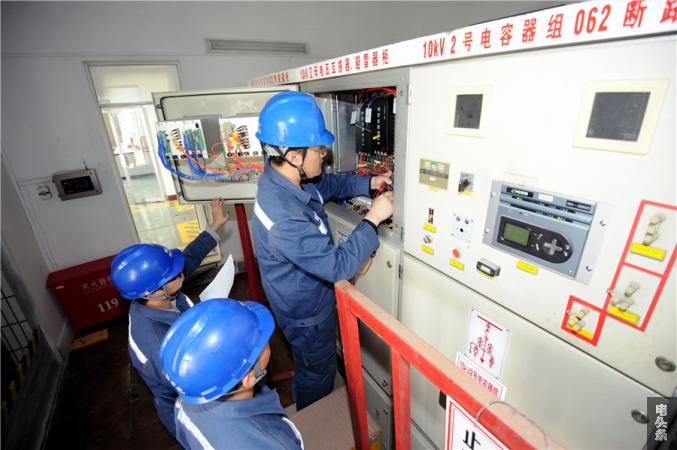 六供继保自动化1班进行数字化变电站改造。李泵 摄