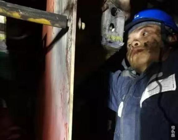 安顺镇宁供电局配电所员工黄宏兵在春节期间抢修设备(郭洪舒 摄）