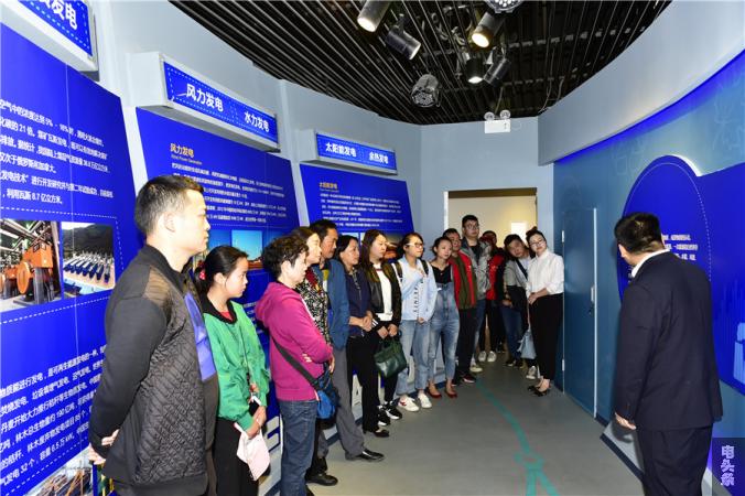 社会公众、大客户代表、青年学生代表及地方主流媒体代表，走进安顺供电局节能展示中心实地参观体验，进一步了解节能节电知识。（刘高才摄）