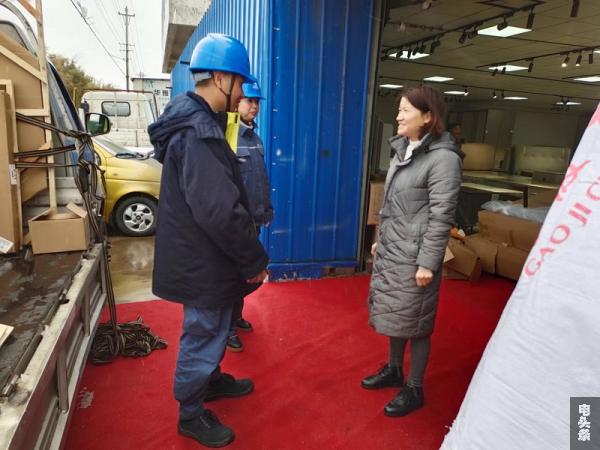 2、工作人员雪天走访用电客户，了解客户用电情况，征求服务意见和建议等