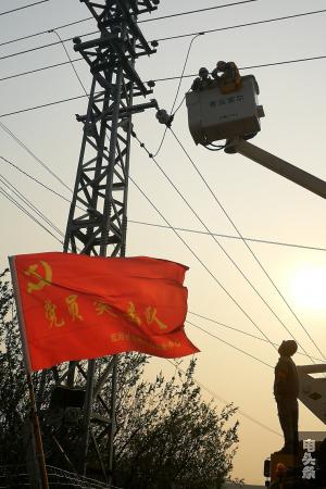 3月11日，南方电网云南红河供电局配电带电作业一班党员服务队为10千伏中铁三局第五工程公司13号变支线断接引流线，保障国家重点铁路项目弥蒙铁路施工用电。（杨永生摄）