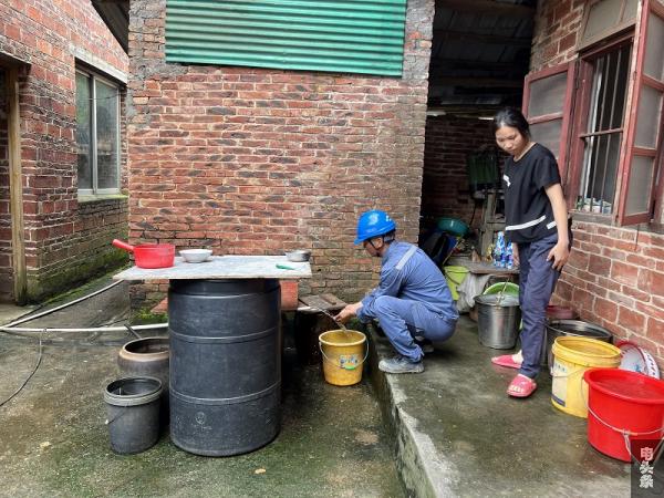 通电后，梧州市城东镇石塘洲组村民家中已有水用（杨英燕拍摄）