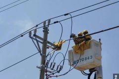 南方电网云南曲靖马龙供电局带电作业为工业园区充电桩续上“满格电”