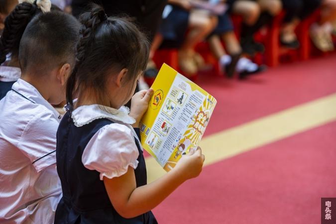 17、2023年8月30日，幼儿园小朋友认真阅读安全用电小知识。（何华文）