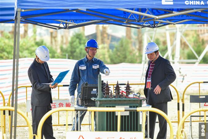 配电检修专业一等奖获得者石桂强在考官监考下认真回答考官提出的确定变压器档位实操考试现场