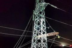 广西梧州：连续十个寒夜开展“三跨”线路整治，确保供电安全可靠