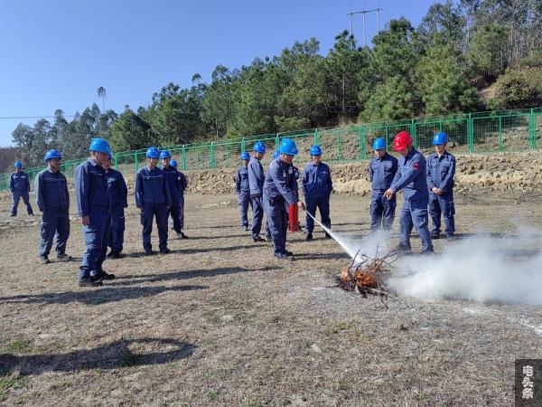 员工学习操作灭火器