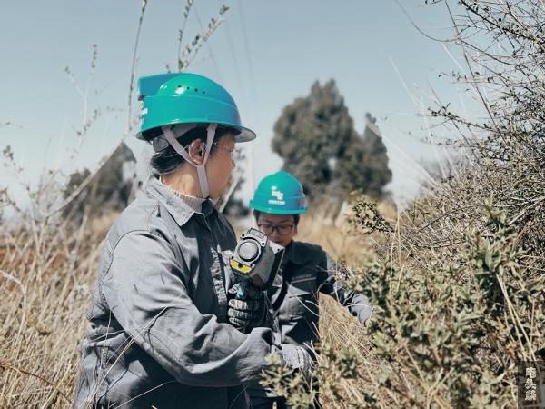 带领女子运维抢修班进山巡视。  朱昆林 摄