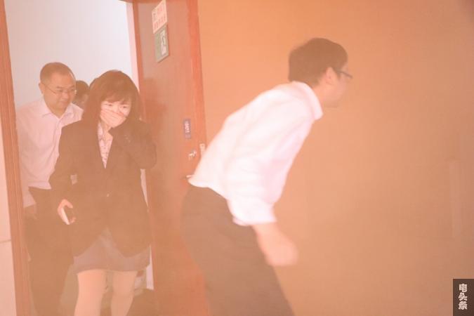 开展地震应急演练。阮松萍摄