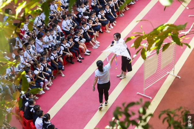8、2023年8月30日，南网广西梧州供电局志愿者与小朋友们现场互动模拟电线杆周围放风筝的危害。（何华文）