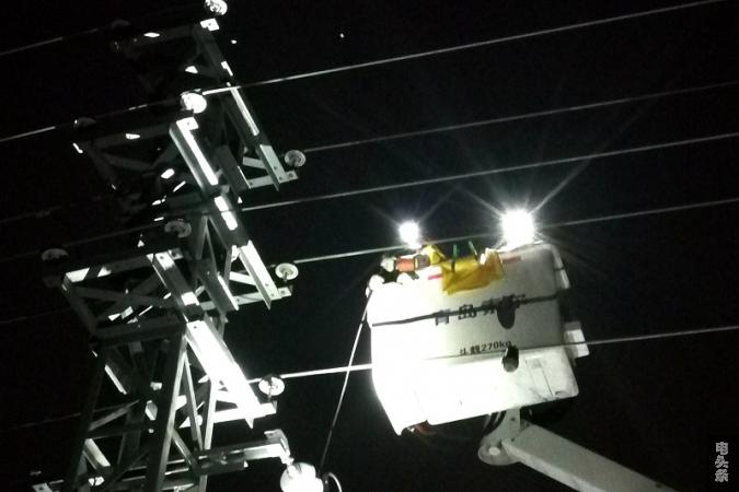 3月11日20：05分，南方电网云南红河供电局配电带电作业一班为10千伏中铁三局第五工程公司13号变支线断接引流线，保障国家重点铁路项目弥蒙铁路施工用电。（杨永生摄） (2)