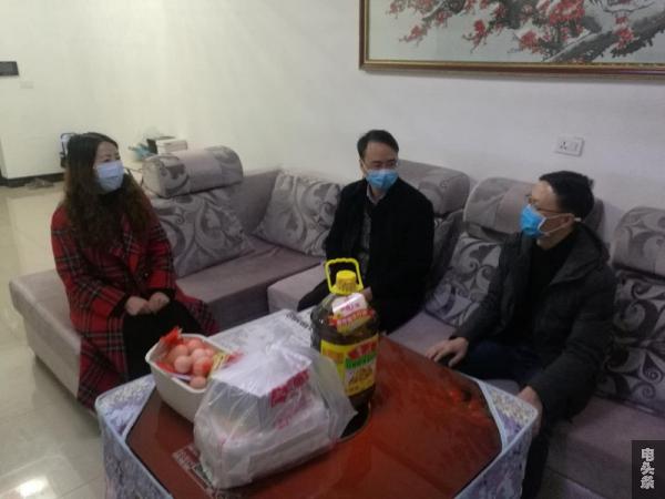 走访慰问援鄂抗疫医护人员家属（张亮）