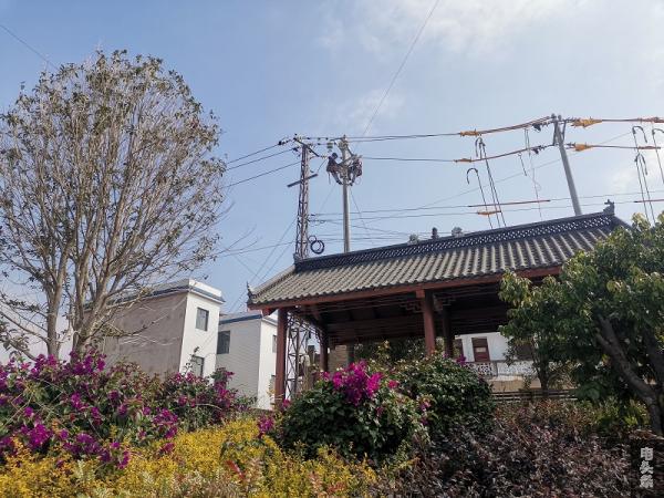 施工人员在新建电杆上安装导线