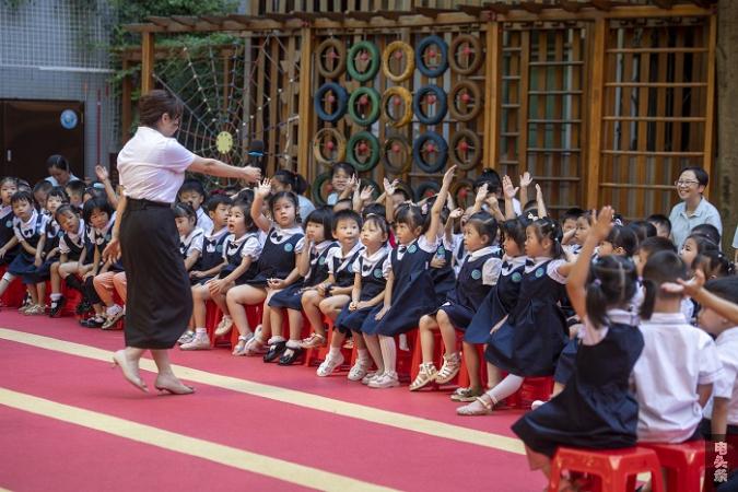 4、2023年8月30日，南网广西梧州供电局志愿者与小朋友们现场互动安全用电知识抢答。（何华文）