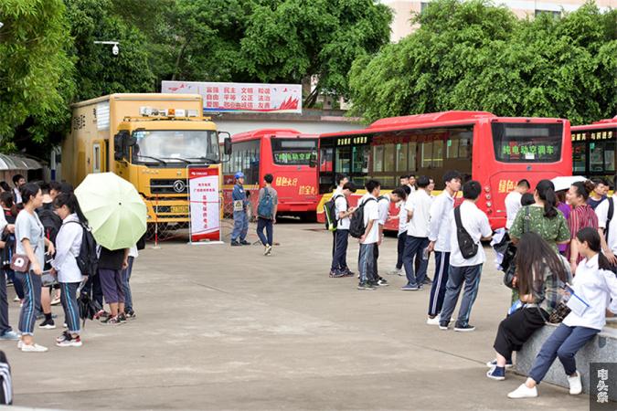 高考保电人员坚守岗位（何华文）
