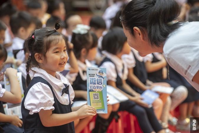 9、2023年8月30日，南网广西梧州供电局志愿者与小朋友们现场互动安全用电知识抢答。（何华文）