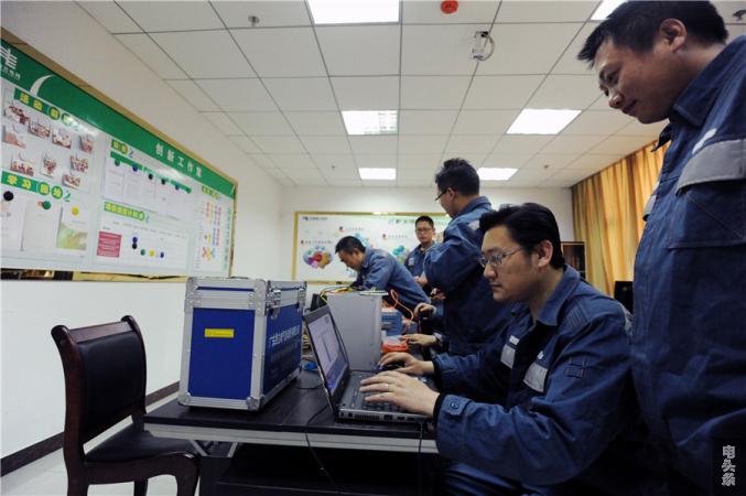 六供继保自动化1班依托劳模创新工作室为员工构建创新平台。李泵 摄