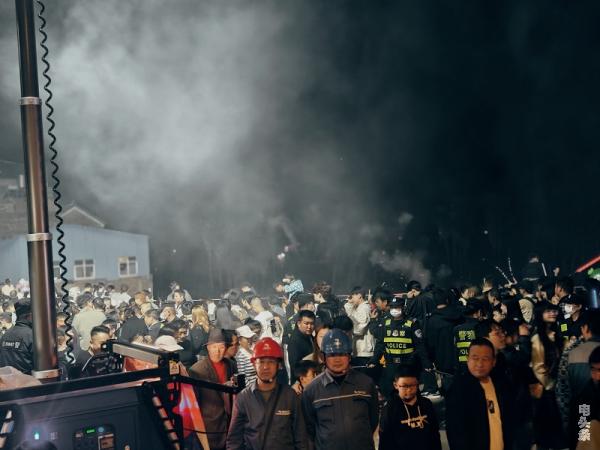 为南大桥旅客提供照明。  朱昆林 摄