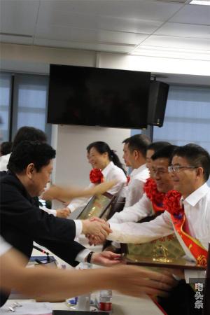南方电网公司党组书记、董事长李庆奎为都匀供电局授奖
