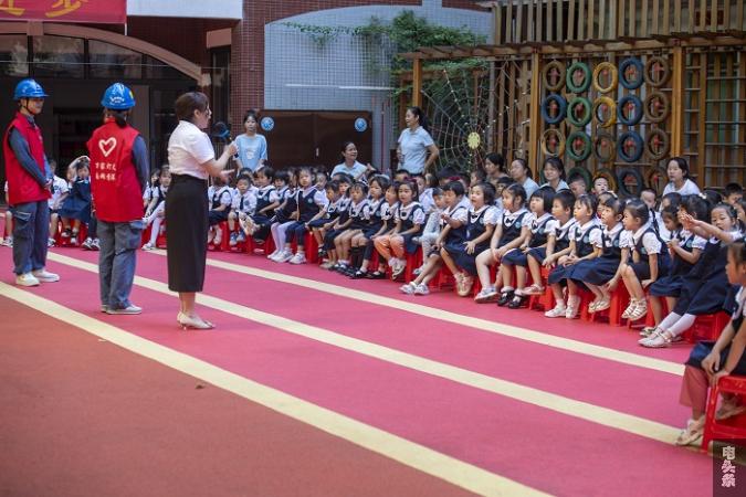 6、2023年8月30日，南网广西梧州供电局志愿者在给幼儿园小朋友科普安全用电小知识。（何华文）