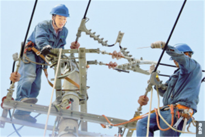 施工人员在库木巴什乡架设供电线路。