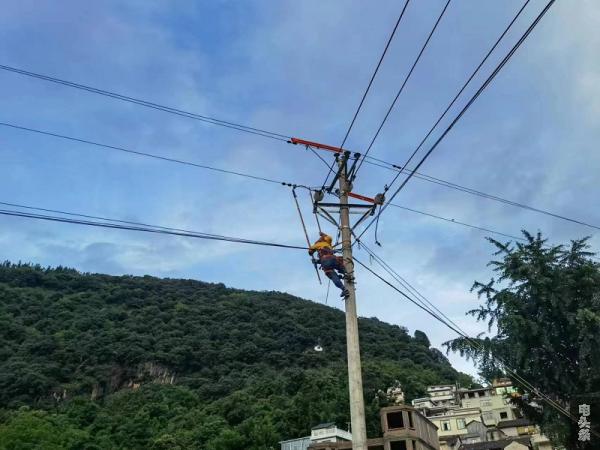 对线路进行带电搭接（陈小果）