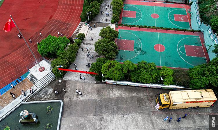 考生完成高考离开学校，保电人员还在坚守（何华文）